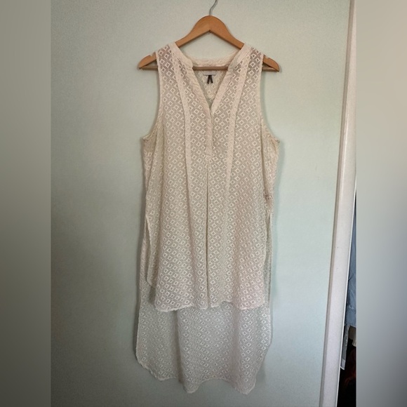 Sleeveless White Lace hi-lo tunic - Picture 1 of 5